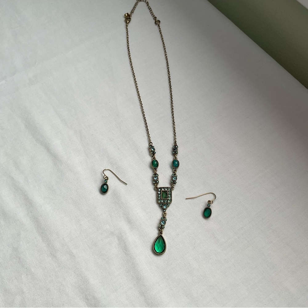 EMERALD AND BLUE FAUX RHINESTONE NECKLACE AND MATCHING EARRINGS SET, VINTAGE - Picture 2 of 6